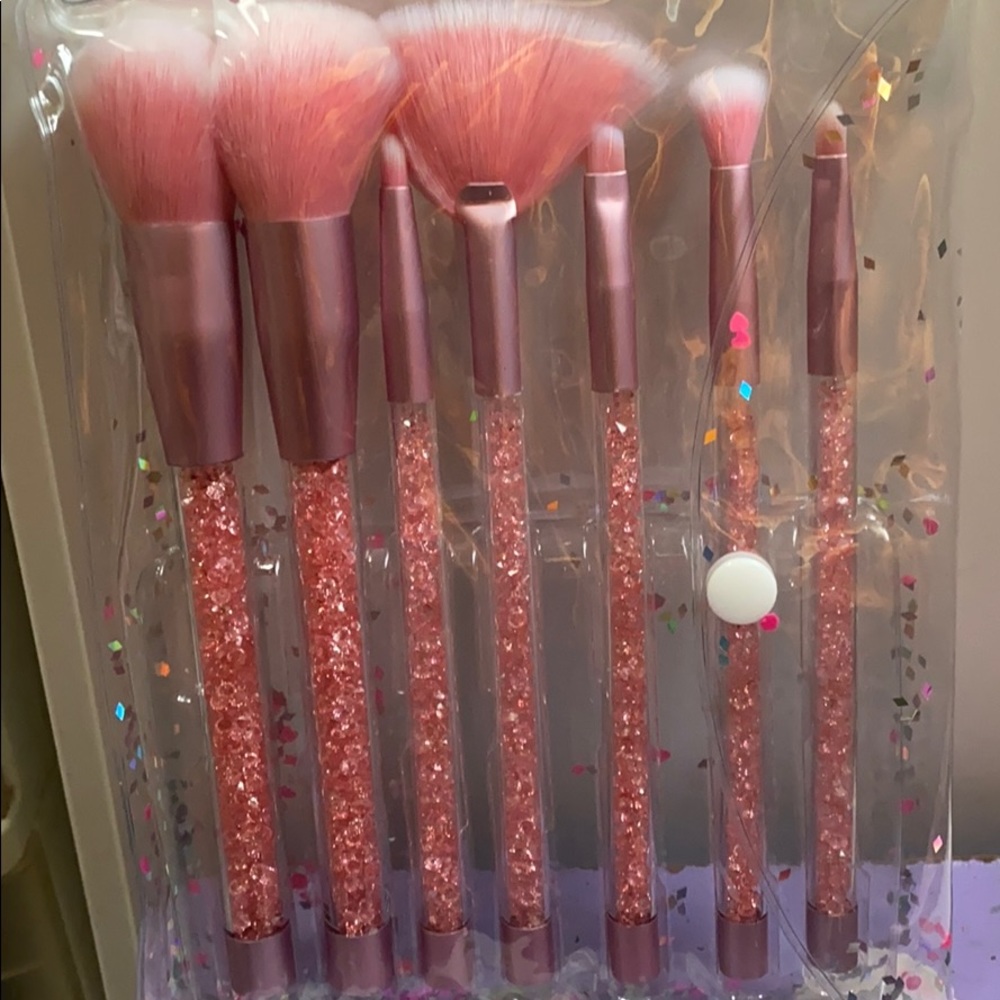 Makeup brushes with pink diamonds 💎